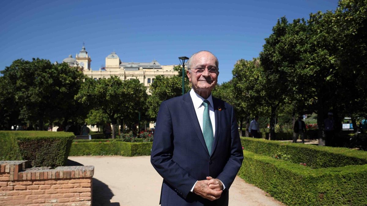 El alcalde de Málaga, Francisco de la Torre, comparece ante los medios de comunicación y atiende a preguntas, donde a anunciado que se presenta a las siguientes elecciones
