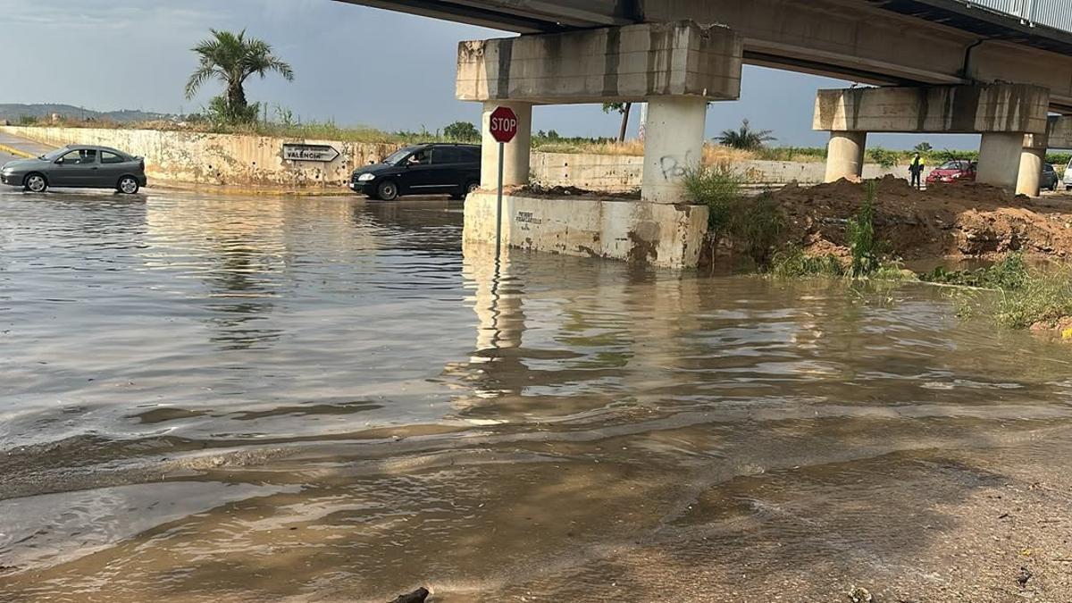 Paso inferior del puente de hierro de Carlet, inundado por las lluvias de junio.