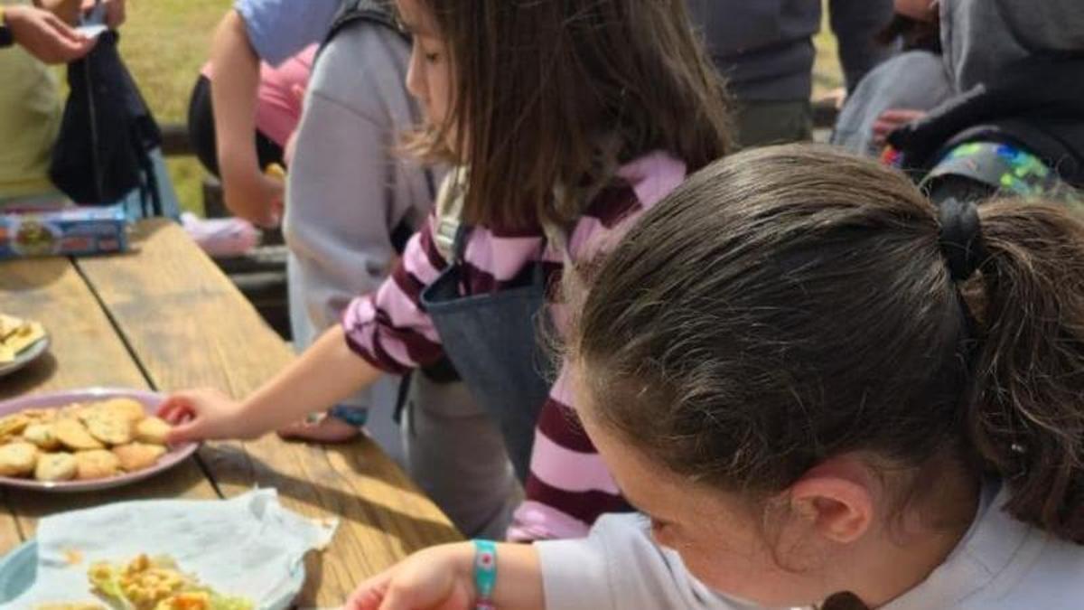 Dos niñas elaboran galletas de wakame con almeja roja esta mañana en A Illa.