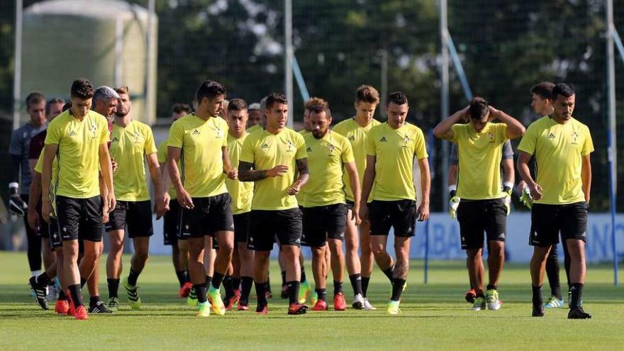 Los jugadores del Celta, durante los primeros minutos del entrenamiento de ayer en A Madroa. // Marta G.Brea