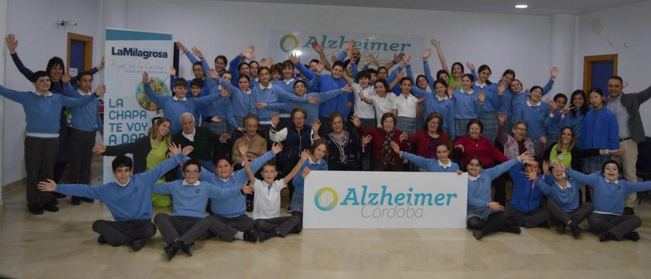 Alumnos y profesores del colegio La Milagrosa, ayer con usuarios y trabajadores de la asociación Alzhéimer Córdoba.
