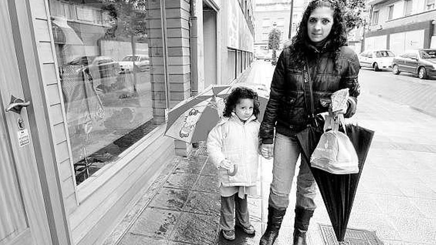 Aroa Barrul, junto a su hija, Ainara, en una céntrica calle de La Felguera.