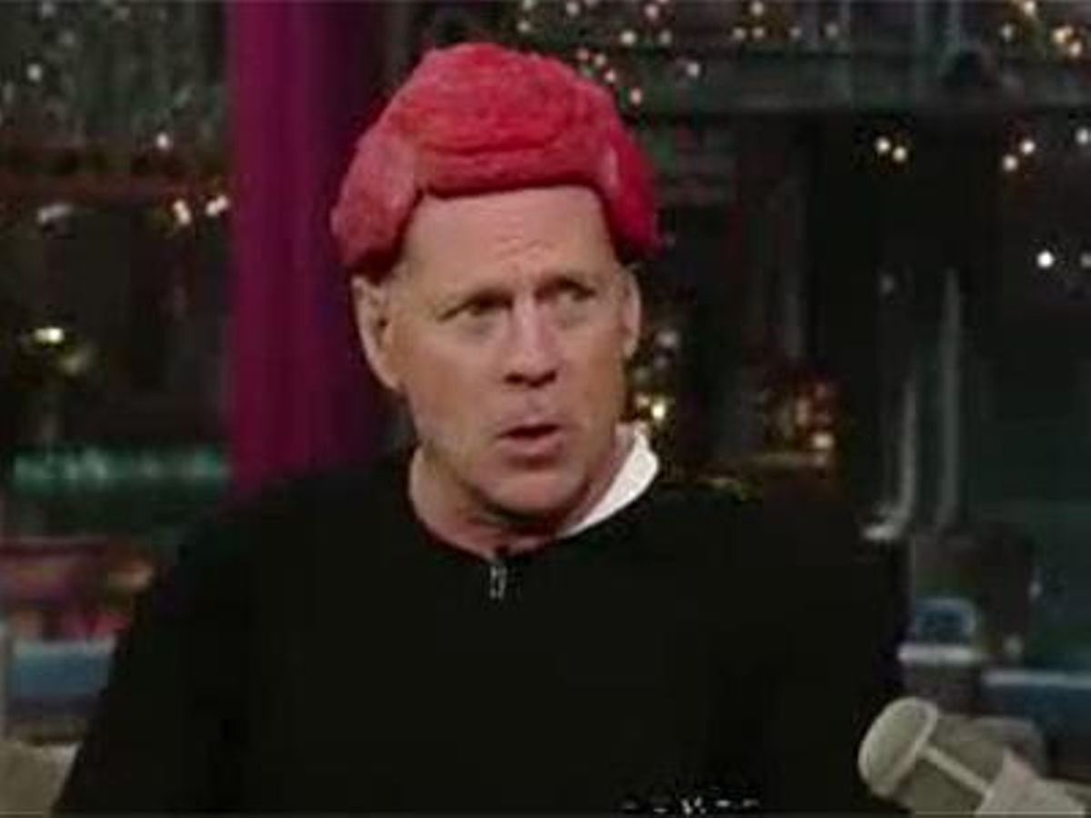 Bruce Willis conversa amb David Letterman mentre porta un tros de carn al cap.