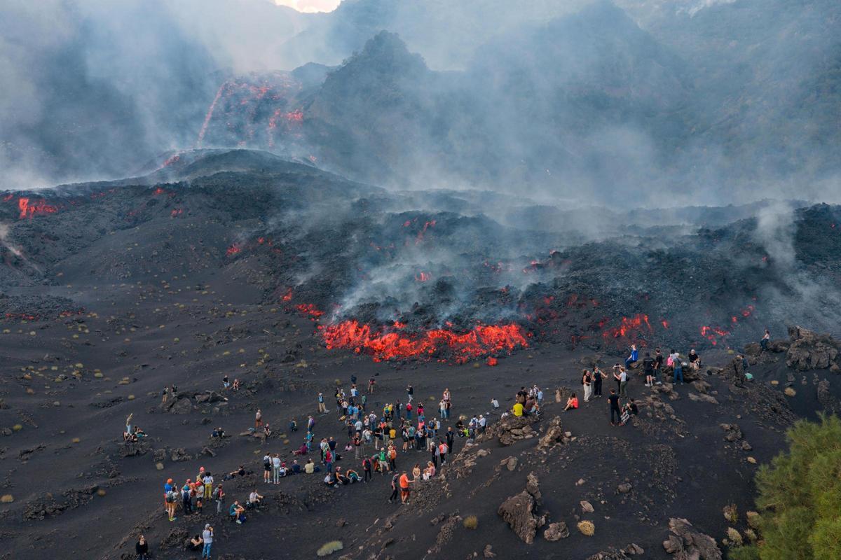 El espectáculo natural de la erupción del Etna atrae a los visitantes El espectáculo natural de la erupción del Etna atrae a los visitantes
