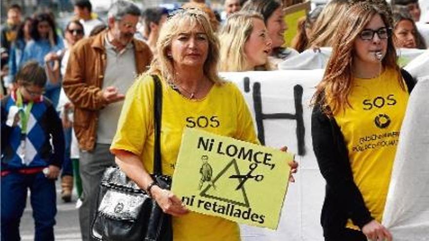 La manifestació que la comunitat educativa de Tossa de Mar va organitzar ahir a la tarda.