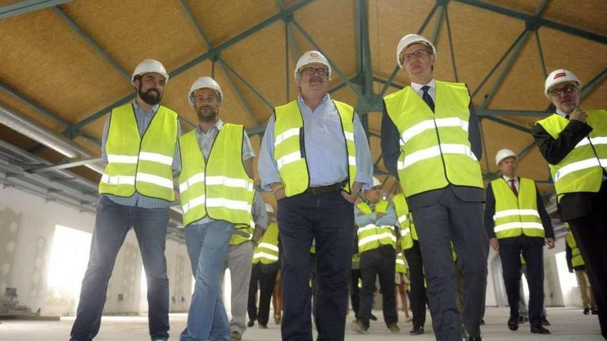 Varela y Ferreiro, a la izquierda, y Feijóo, segundo por la derecha, en la última visita institucional a Tabacos.