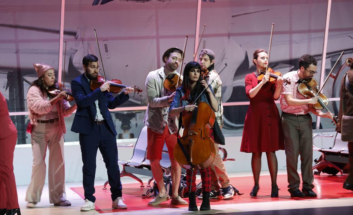 La compañía catalana «Orthemis Orchestra», ayer, durante un instante de la función inaugural de Feten, en el teatro Jovellanos de Gijón. | ÁNGEL GONZÁLEZ
