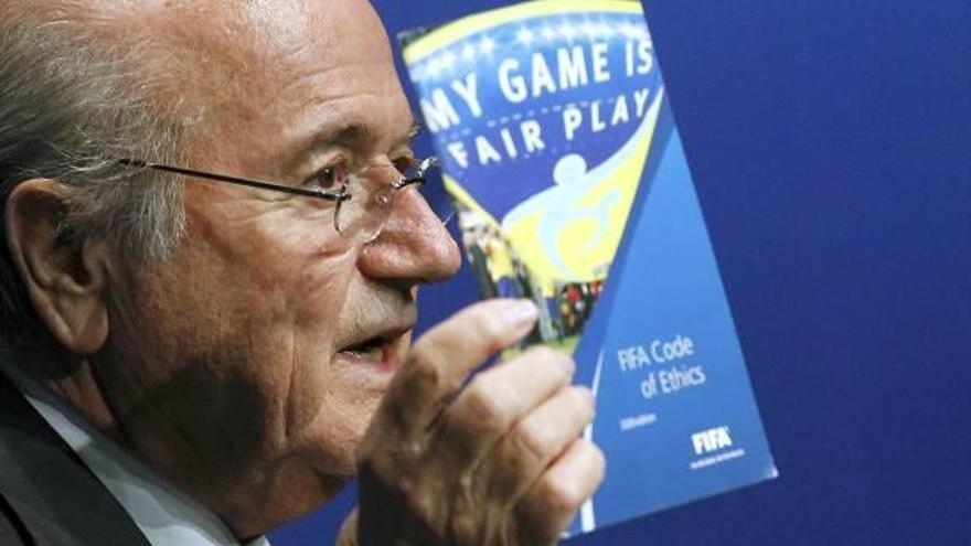 Blatter carga contra Villar