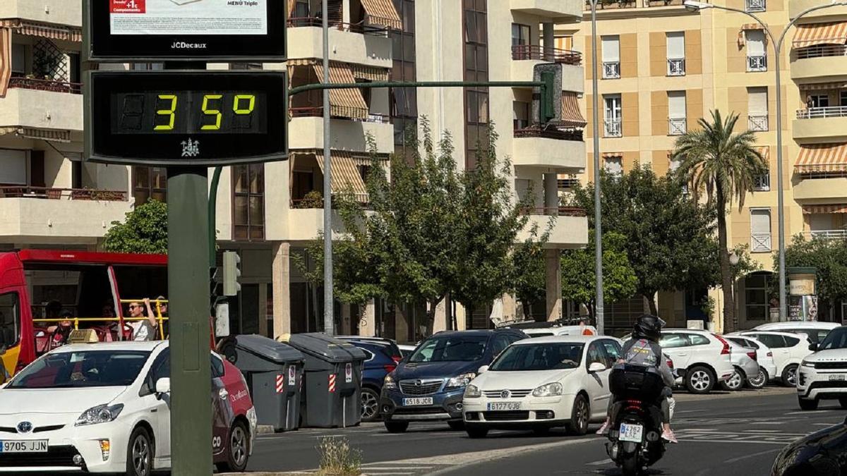 Un termómetro urbano marca 35 grados centígrados, el martes en la capital cordobesa.