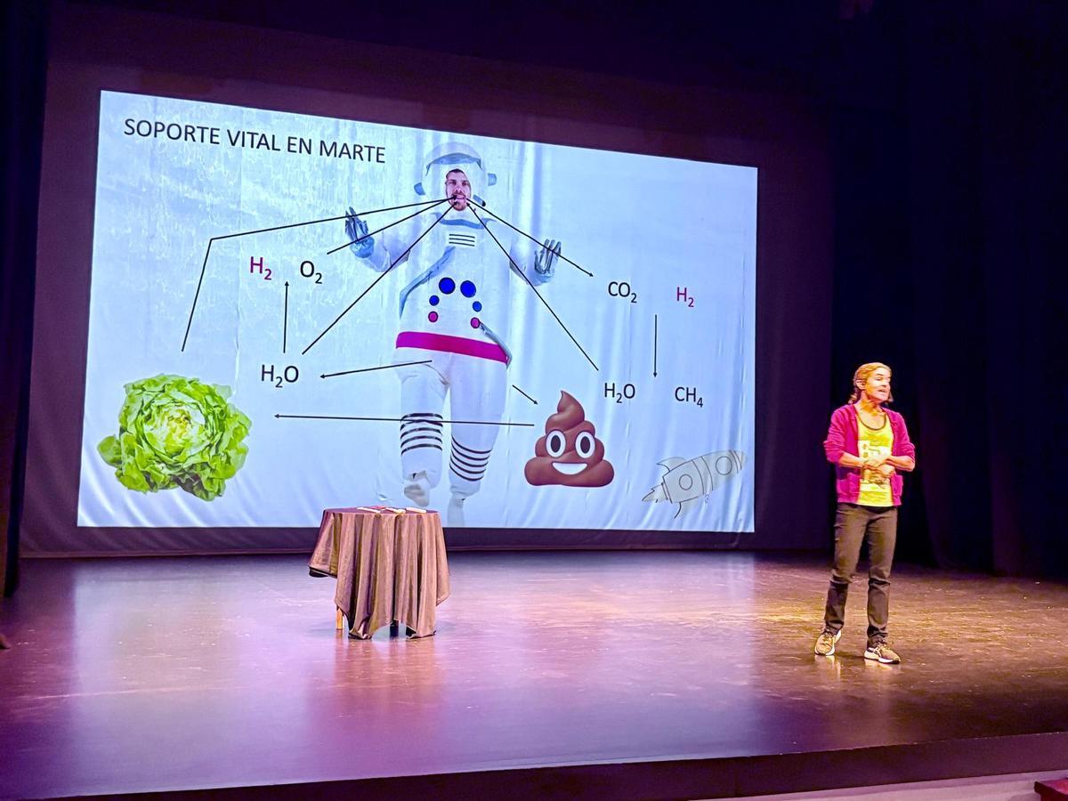 La bióloga Elena González durante su monólogo