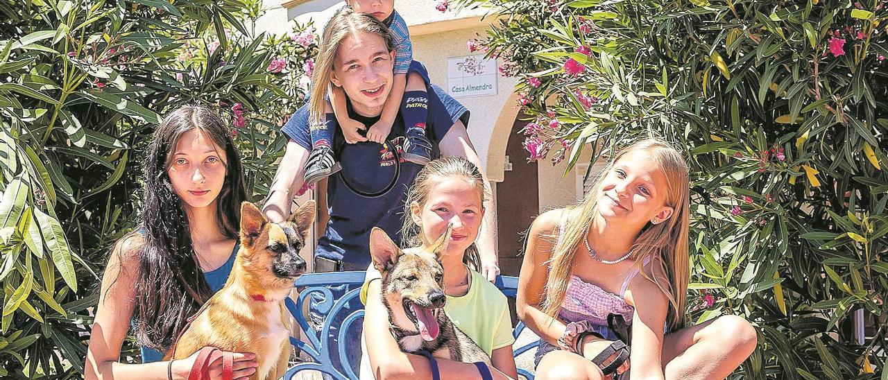 A la izquierda, familia de Ucrania acogida por una valenciana en l’Alfàs del Pi; abajo, Mariia, de 21 años, junto a una madre y su hija en el recurso habilitado por el Ayuntamiento de València en Burjassot.