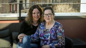 Basi Millan y Francina Albiñana, el viernes en una terraza de Barcelona.