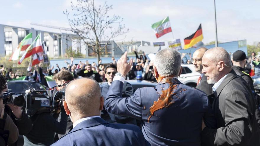 Tiran líquido rojo sobre Reza Pahlaví, el heredero del sha, durante una visita a Berlín