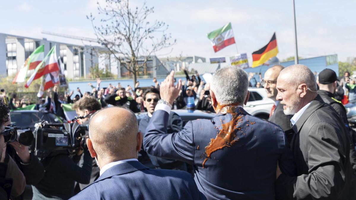 Tiran líquido rojo sobre Reza Pahlaví, el heredero del sha, durante una visita a Berlín