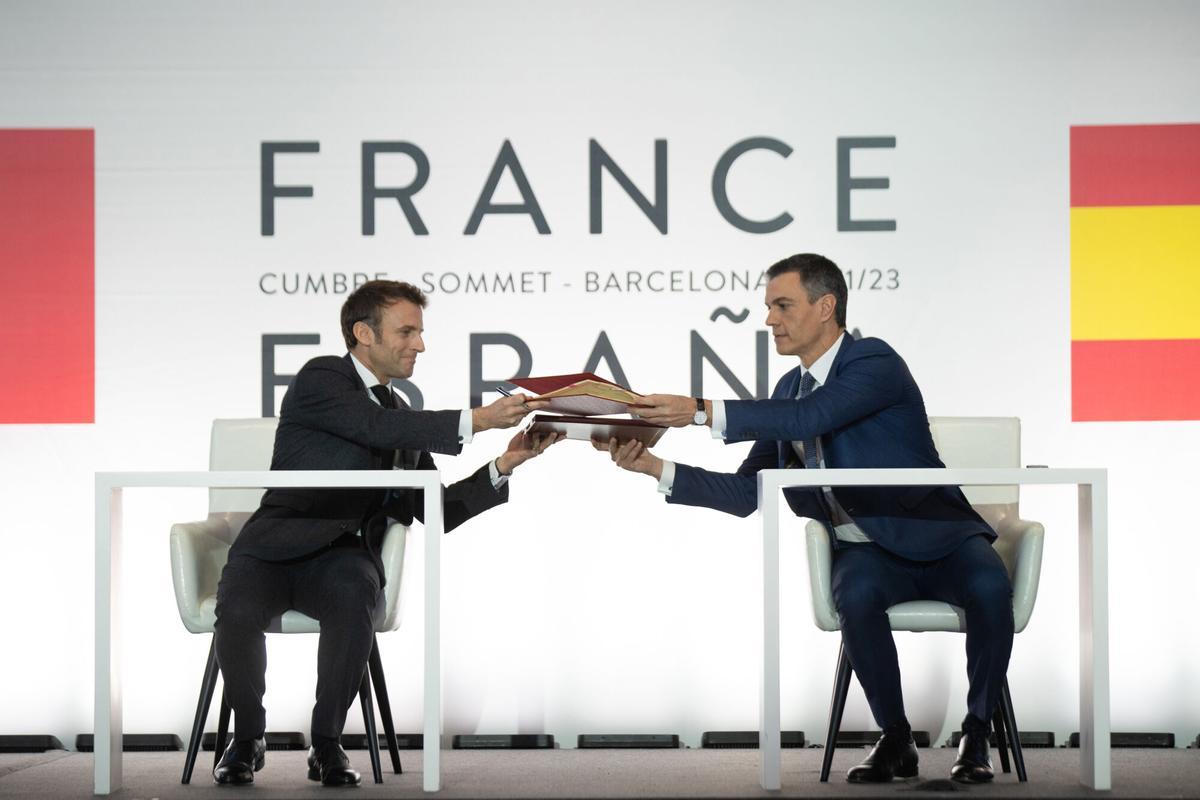 19/01/2023 El presidente de Francia, Emmanuel Macron (i) y el presidente del Gobierno, Pedro Sánchez (d), durante la firma de un Tratado de Amistad entre sus respectivos países, durante la XXVII Cumbre Hispano-Francesa, en el Museo Nacional de Arte de Cataluña (MNAC