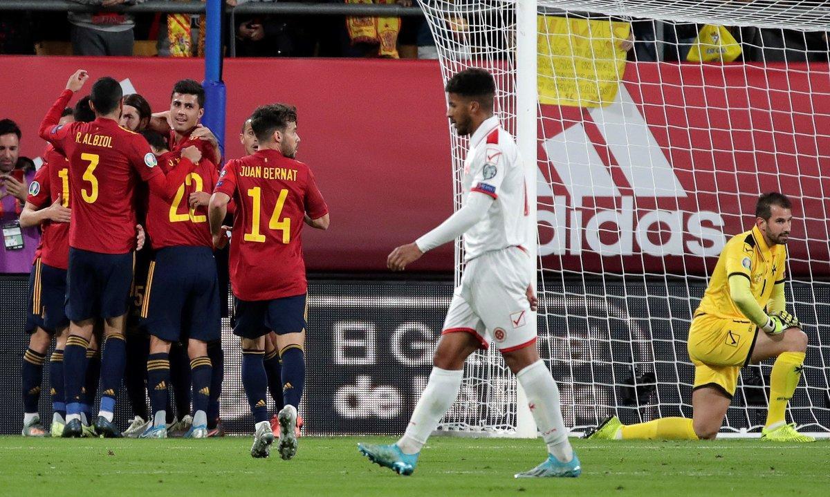 GRAF9762. CÁDIZ, 15/11/2019.- Los jugadores de la selección española (i) celebran el gol marcado por Álvaro Morata ante Malta, durante el partido correspondiente a la novena jornada de la fase de clasificación para la Eurocopa 2020 disputado esta noche en el estadio Ramón de Carranza, en Cádiz. EFE/Julio Muñoz