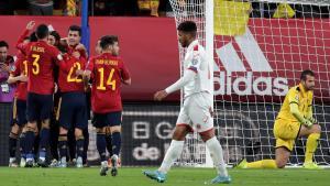 Los jugadores de la selección celebran un gol ante el lamento del portero y un defensa maltés.