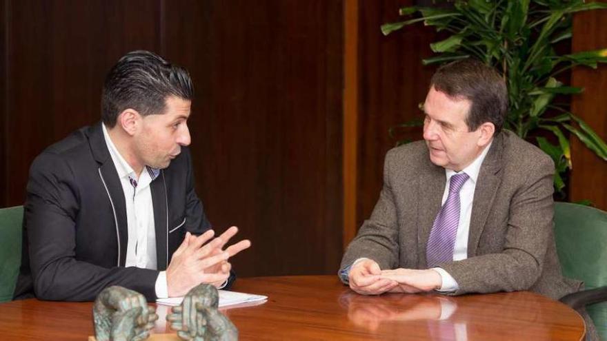 Díaz Sobral y Caballero charlan durante su reunión en Praza do Rei. // Ricardo Grobas