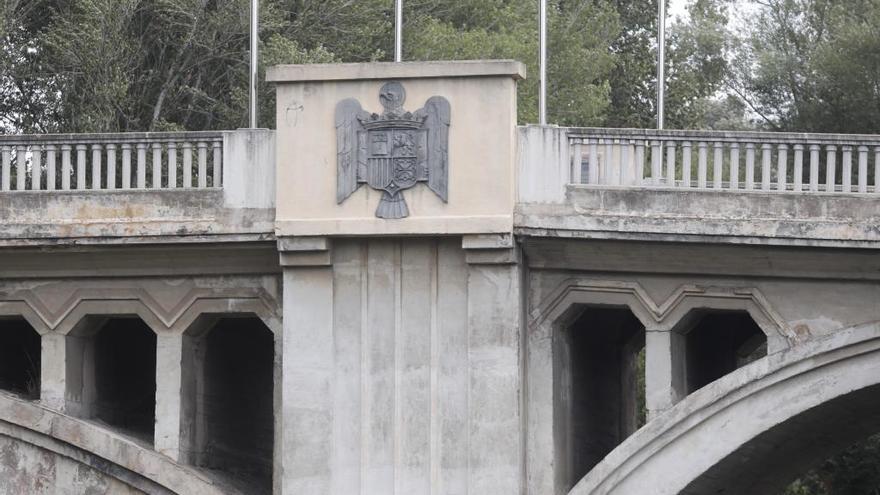 Símbol franquista en un pont de Sarrià de Ter