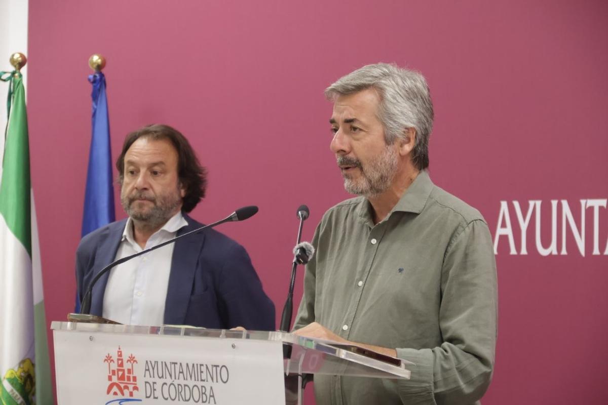 Daniel García Ibarrola y Miguel Ángel Torrico, en la sala de prensa del Ayuntamiento de Córdoba.