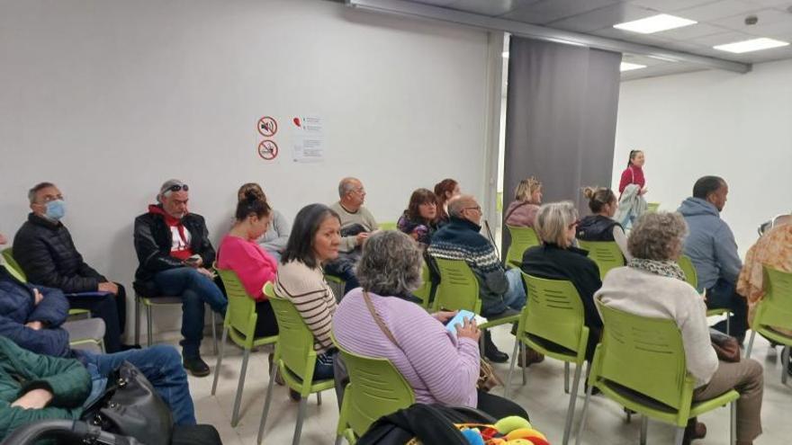 Los asientos de espera situados dentro de la oficina se llenan de personas esperando su turno. | J.F.M.