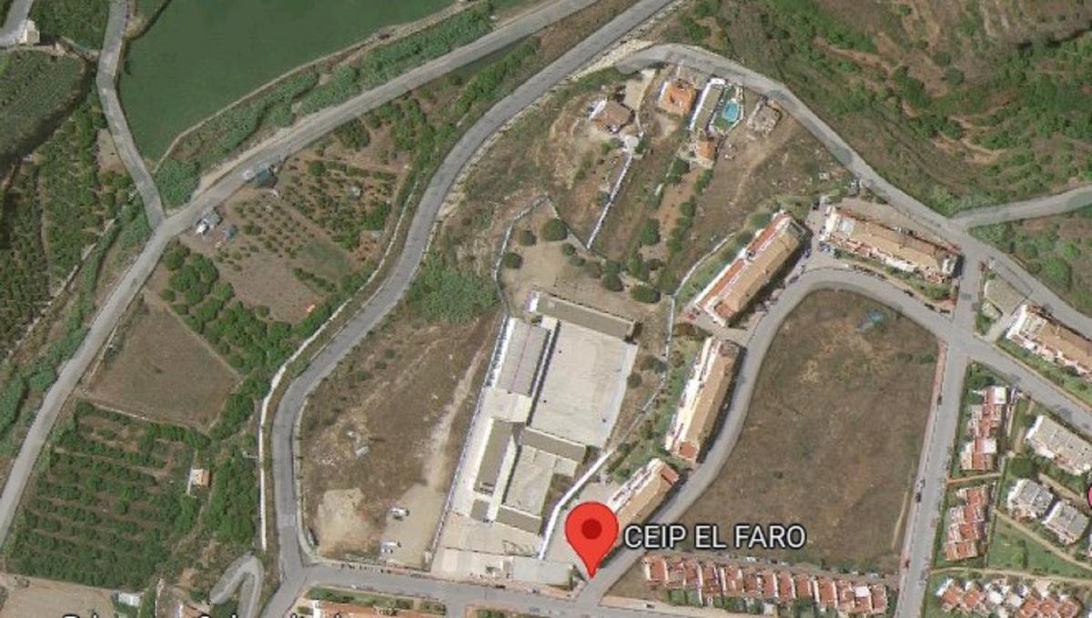 Imagen aérea de la parcela donde se encuentra el CEIP El Faro, en Torrox Park.