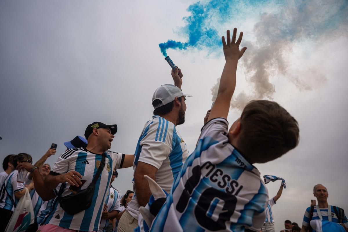 Aficionados argentinos se reúnen en la playa del Bogatell el día antes de la gran final contra España del Mundial