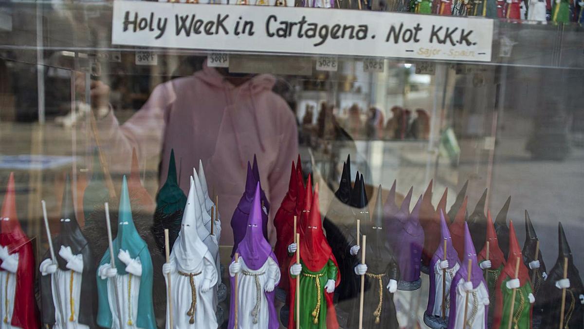 Una tienda de souvenirs cerrada en la calle Cañón.