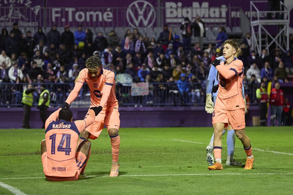 Lamine Yamal ayuda a Rashford a levantarse tras la asistencia de gol al inglés en el 0-2 de Guadalajara.