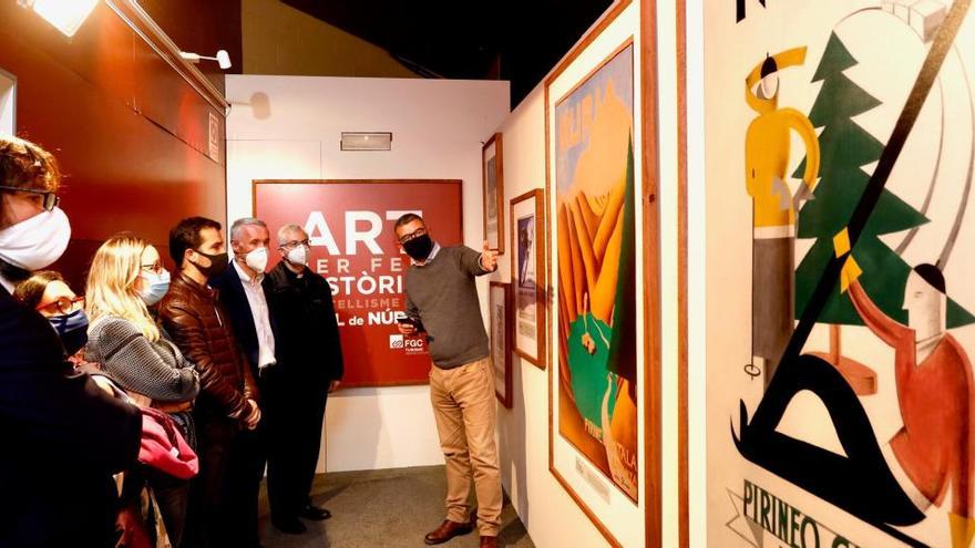 Els primers visitants a la mostra de cartells