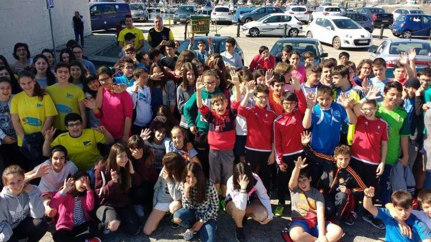 Alumnos del IES Rodeira que ayer celebraron las pruebas en la nave del Vila de Cangas.