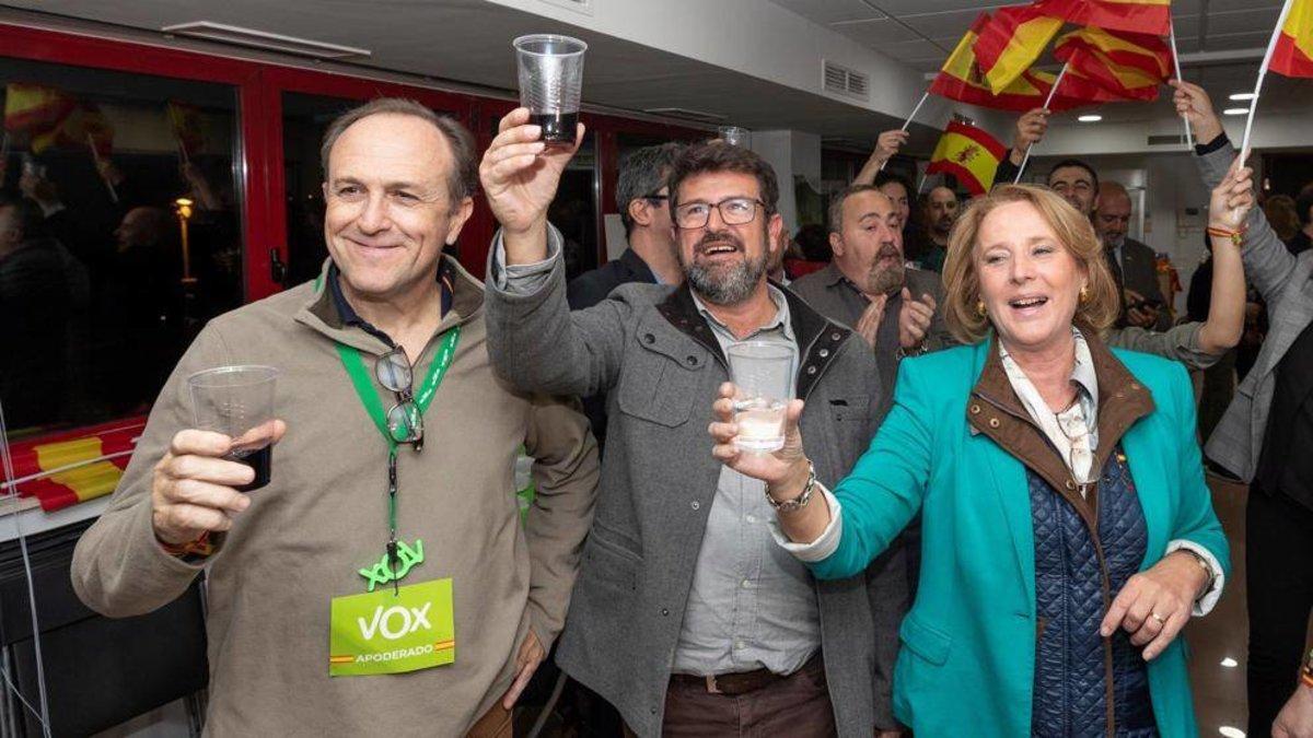 Los cabeza de lista de Vox por Murcia al Congreso celebran la victoria.