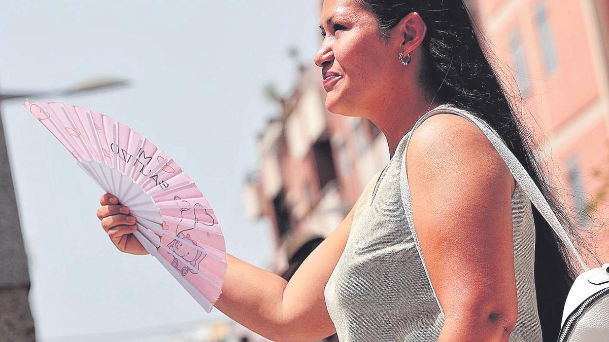 Una mujer se abanica en Santa Cruz de Tenerife en un anterior episodio de calor.