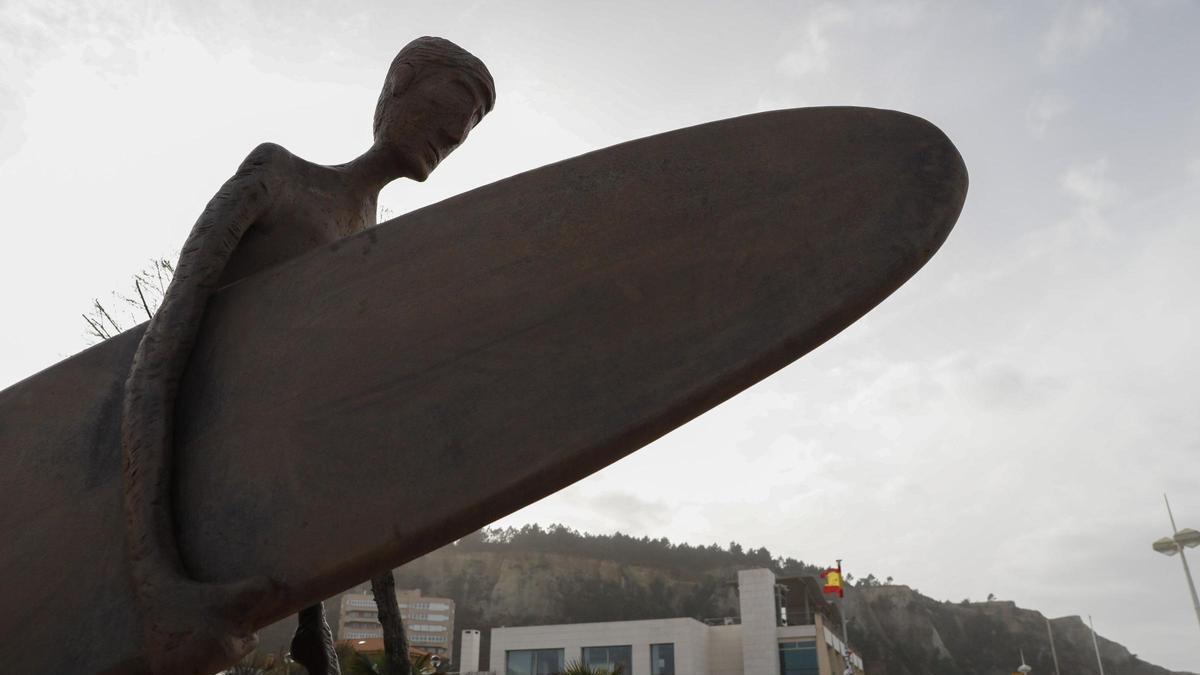 Escultura de un surfista en el paseo de Salinas.