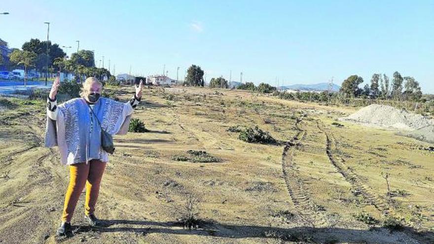 Carmela Fernández, en los terrenos donde está proyectada la gran plaza de Campanillas.