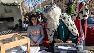 El Paje Real de la Ilusión, que escribe y lee cartas en braille, este miércoles en Barcelona.