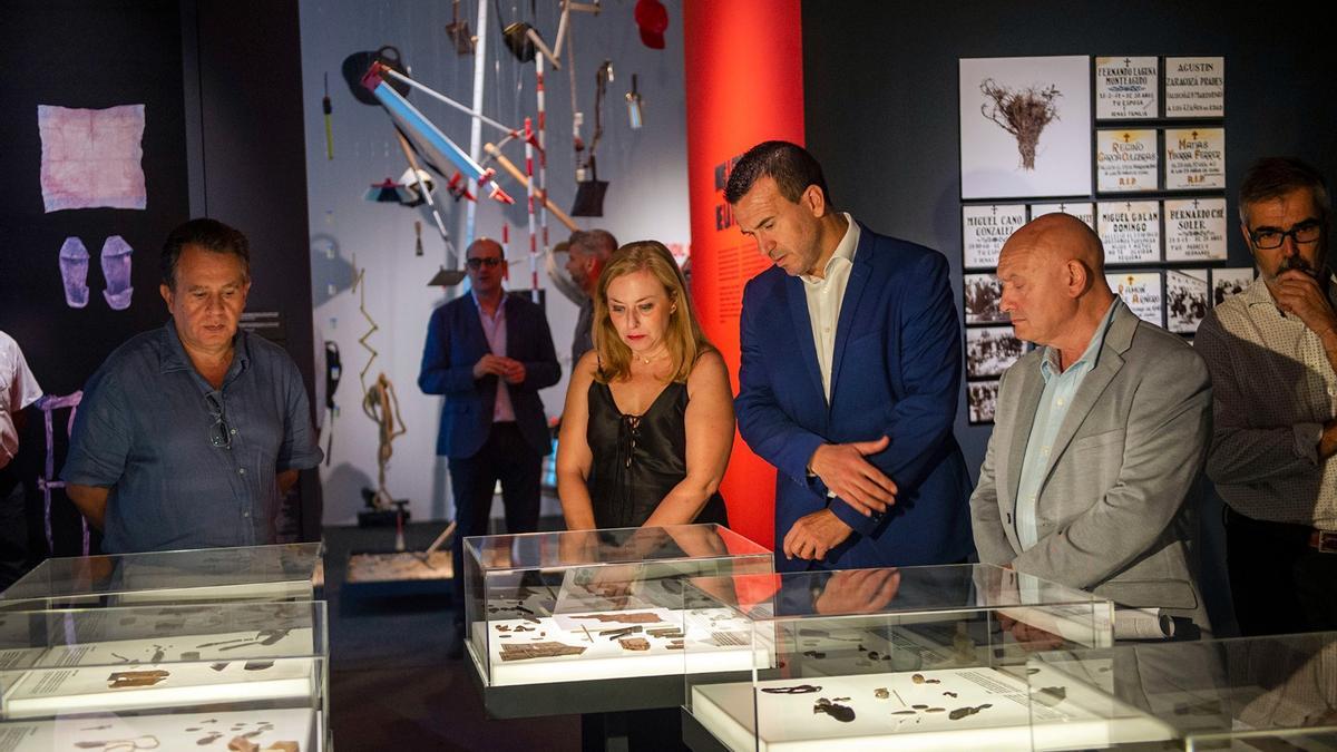 Natàlia Enguix y Vicent Mompó, en la exposición sobre las fosas de Paterna.
