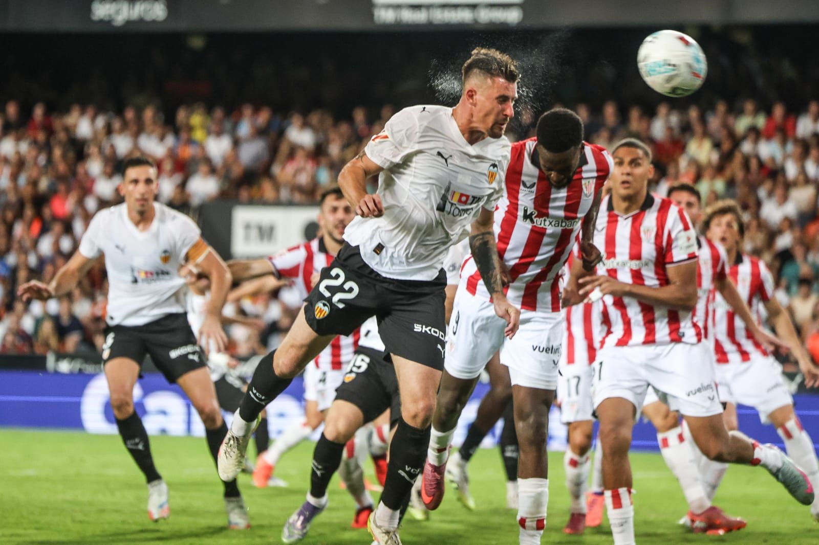 El Valencia CF - Athletic Club jugado en Mestalla, en imágenes