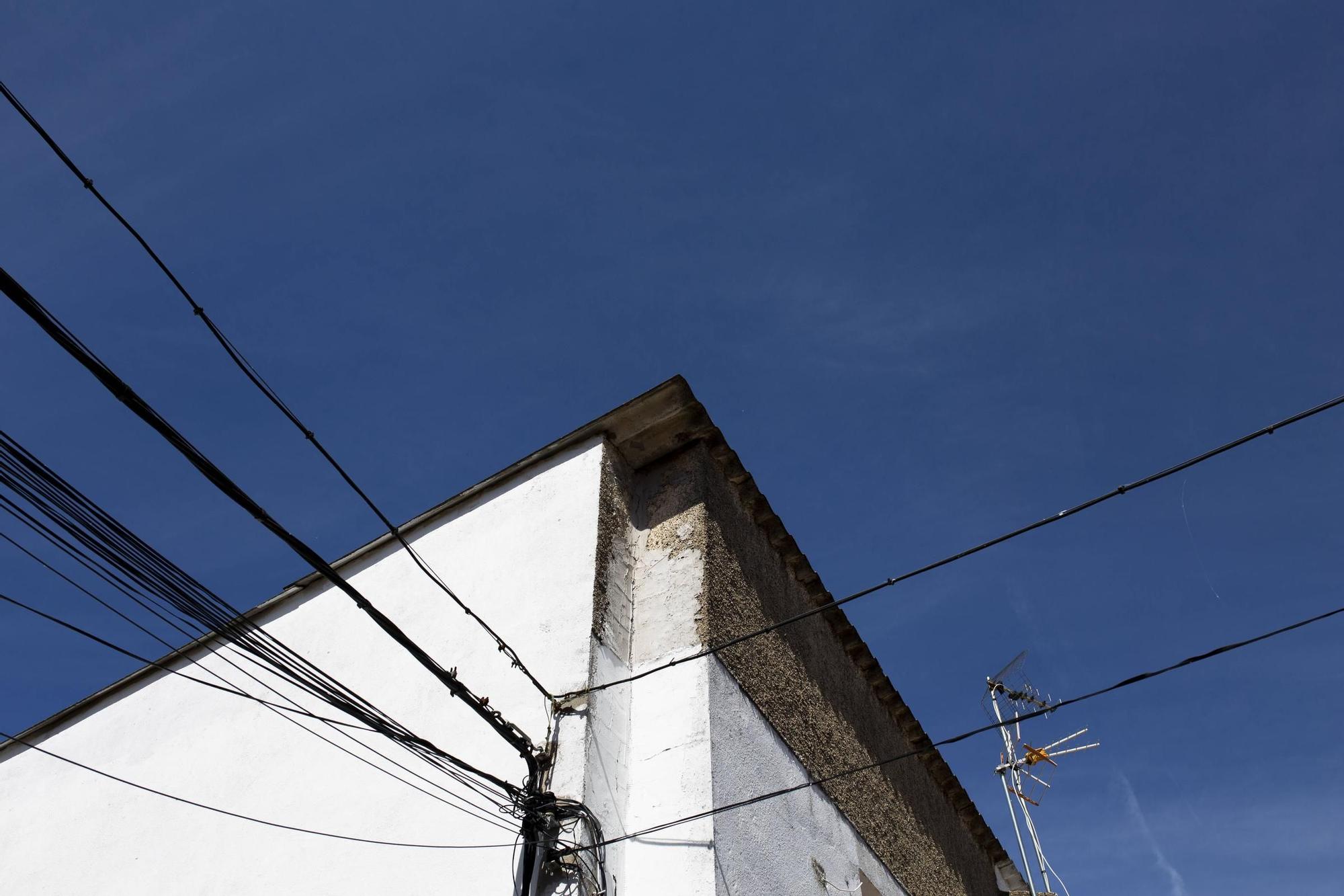Así se encuentran vecinos de las 300 en Cáceres: encarcelados en su propia casa por un enjambre de cables