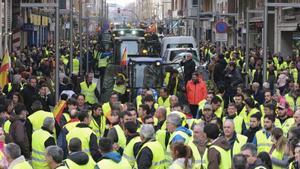 Agricultores y ganaderos escuchan a la portavoz de los que se manifiestan en Logroño.