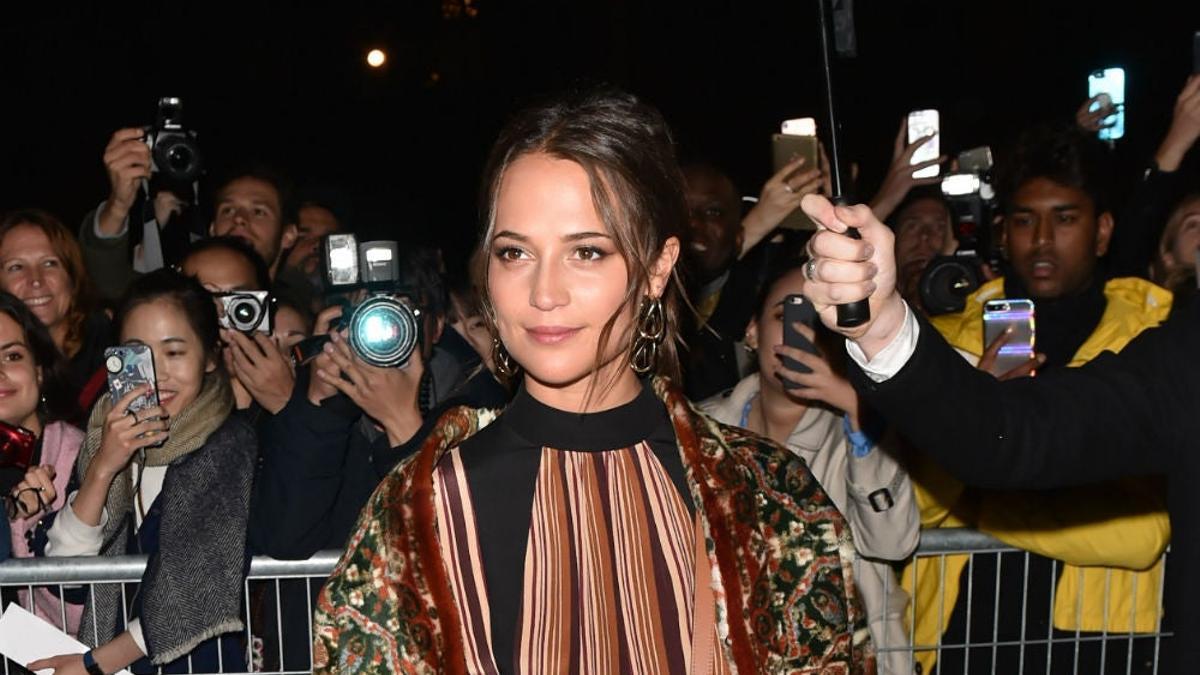 Alicia Vikander a su llegada al desfile de Louis Vuitton en París