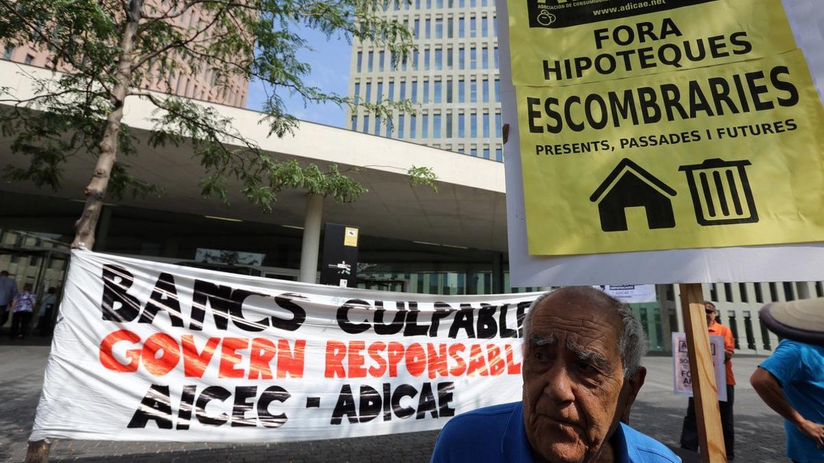 Concentración de afectados por las cláusulas suelo ante la Ciutat de la Justícia, en el 2013 en L'Hospitalet de Llobregat.