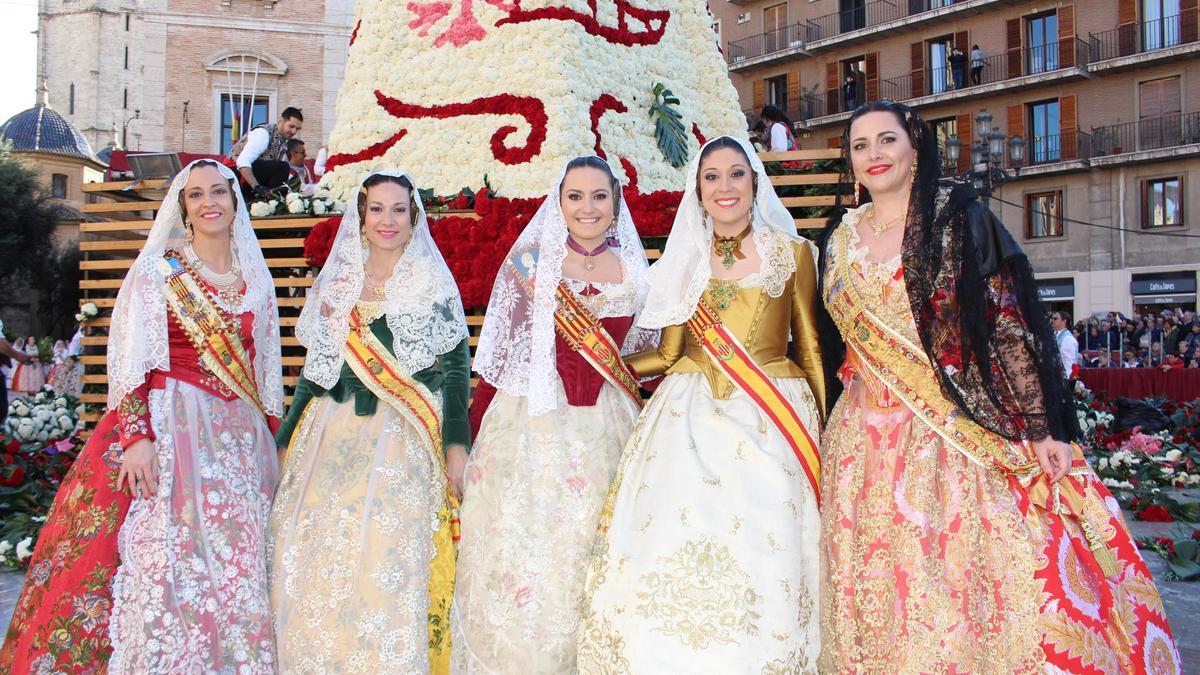 Falleras de Obispo Jaime Pérez, con Maria Estela en el centro Falleras de Obispo Jaime Pérez, con Maria Estela en el centro