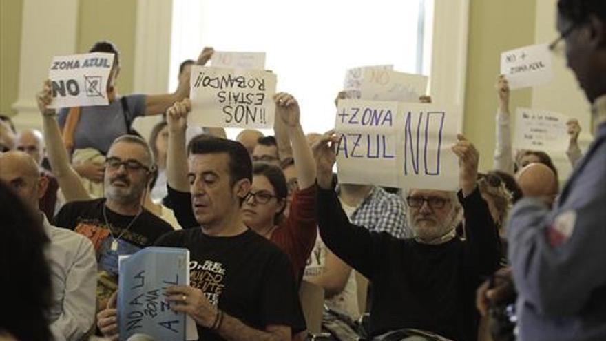 La zona azul de Cáceres se aprueba en un pleno tenso por la protesta de vecinos