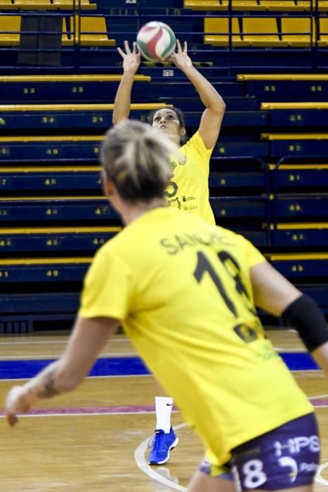 25-02-20 DEPORTES. CENTRO INSULAR DE LOS DEPORTES. LAS PALMAS DE GRAN CANARIA. Entrenamiento y foto de grupo del equipo femenino de volleyball IBSA 7 Palmas.    Fotos: Juan Castro.  | 25/02/2020 | Fotógrafo: Juan Carlos Castro