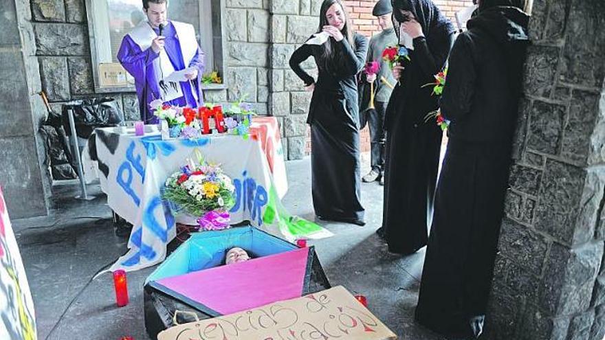 Un representante de los estudiantes oficia el funeral por la Facultad de Ciencias de la Educación, que desaparece tras la fusión de centros. / nacho orejas