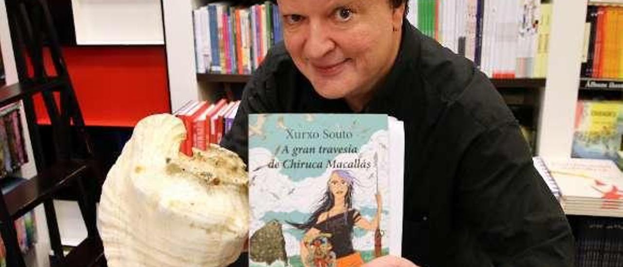 Xurxo Souto, cunha buguina e a súa nova novela. // Marta G. Brea