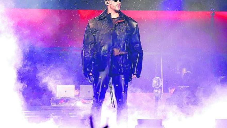 El rapero Bad Bunny durante una actuación en San Juan de Puerto Rico, en diciembre de 2021.  | // EFE