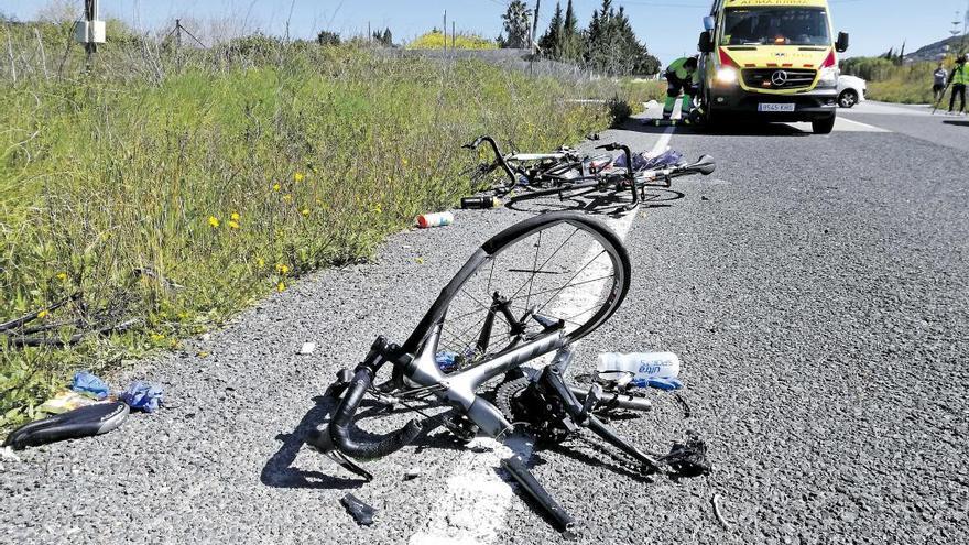 Varias bicicletas rotas tras ser embestidas por el todoterreno Porsche Cayenne en Capdepera.