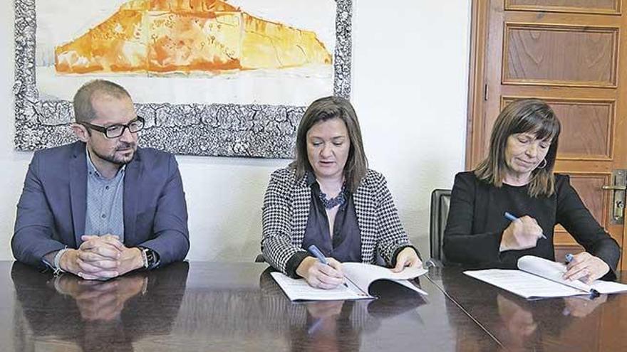 Momento de la firma del convenio llevada a cabo ayer.